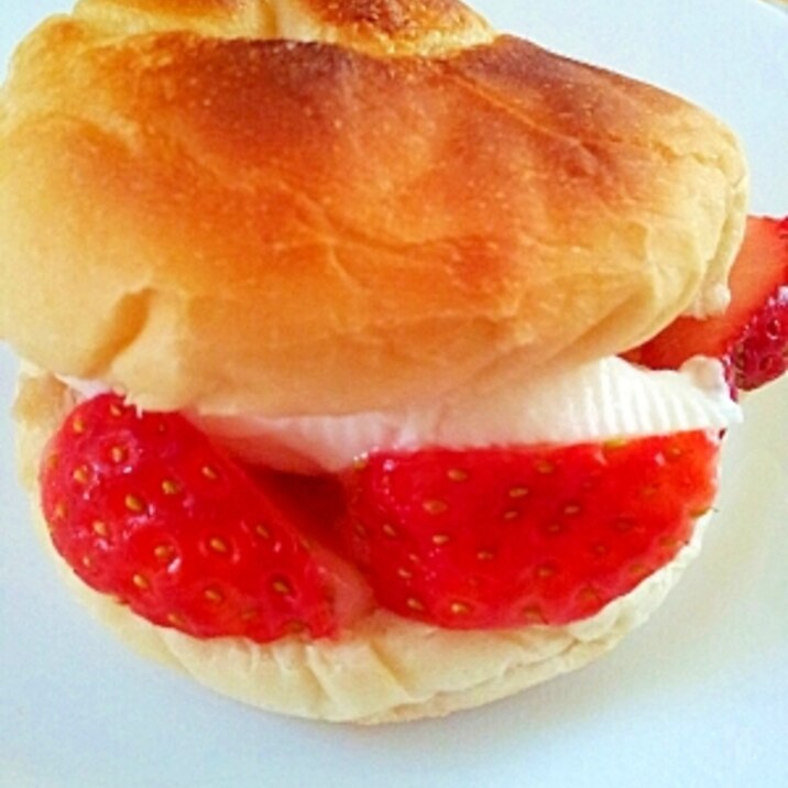 甘ずっぱい☆苺とヨーグルトのサンドイッチ♪